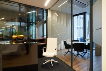 A popular combination for meeting rooms. Arkitek table, Noom chair - both from the manufacturer Actiu