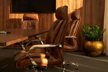 The base of the Arkitek table from Actiu with an atypical robust top and leather armchairs from Kare radiate a touch of nobility and stability