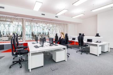 Open space kancelářská zóna ve firemních barvách společnosti Seznam