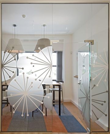 Zasedací místnosti s prosklenými příčkami s polepy.