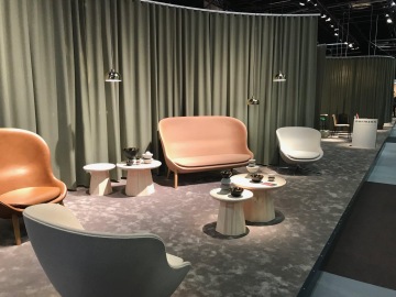 Komfortní soft seating křesla v pastelových barvách s jednoduchými stolky představeny na veletrhu Orgatecu v Kolíně nad Rýnem.