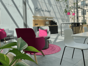 Kavárenské prostředí s pohodlnými křesly ve firmě T-Mo