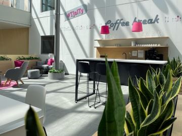 T-Mobile kavárna s barovým sezením a přírodními prvky