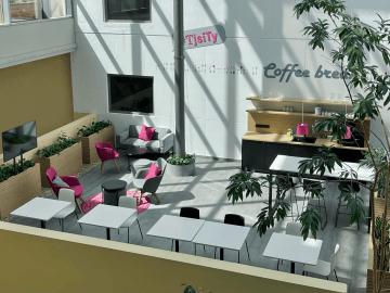 Pohodlné křesílka u firemní kavárny T-Mobile