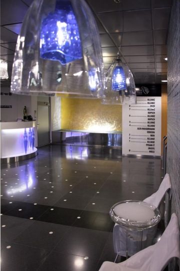 Enlightened Allianz reception with design lamps and white armchairs along the wall.
