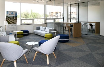 Relax zóna je vybavená nábytkem Actiu. Křesla a sedačky jsou v bledě modré barvě, taburety jsou naopak tmavě modré a žlutozelené.