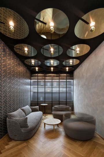 Jídelní místnost s protáhlým stolem a lavicí na sezení v kancelářích Samsung