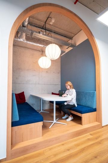 Relaxační místnost s flexibilním posezením v kancelářích Samsung