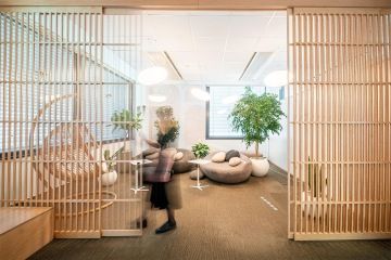 Točité schodiště se zelení uprostřed