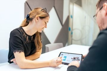 Točité schodiště se zelení uprostřed