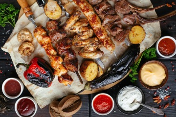 Točité schodiště se zelení uprostřed