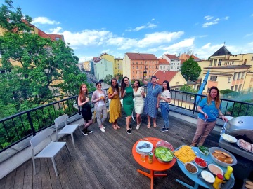 Točité schodiště se zelení uprostřed