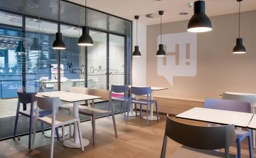 Jedna z místností společnosti Hello bank!. Prostor určený ke stravování a vzájemnému setkávání pracovníků.