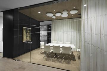 Zasedací místnost je vybavena bílým nábytkem, který je v kontrastu s černou výmalbou dělící stěny. Prostor je doplněn atypickým osvětlením, bílými závěsy a obrazem.