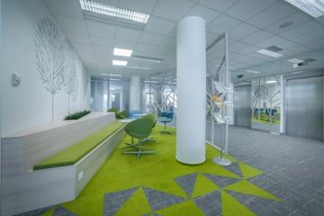 čekací-zóna-v-zelené-barvě-vestavěná-lavice-soft-seating-křesla-PGRLF-CAPEXUS