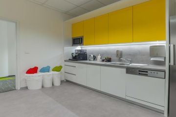 pracovní-kuchyňka-PGRLF-třídící-koše-kuchyňská-linka-CAPEXUS-kanceláře