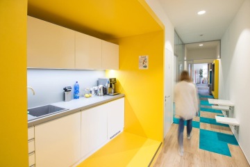 kuchyňka-ve-žlutých-barvách-bílá-kuchyňská-linka-CAPEXUS-kanceláře