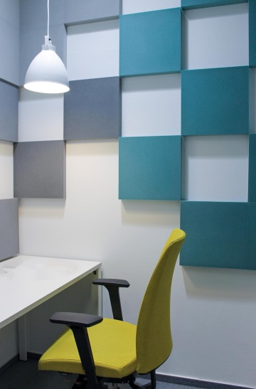 Uzavřená kancelář s akustickými prvky