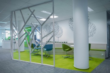 čekací-zóna-v-zelené-barvě-vestavěná-lavice-soft-seating-křesla-PGRLF-CAPEXUS