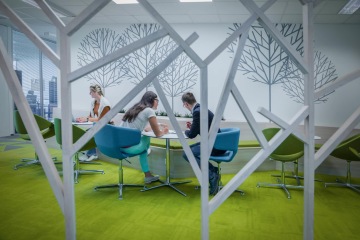 paraván-čekací-zóna-lobby-motivy-stromů-vestavěná-lavice-PGRLF-CAPEXUS