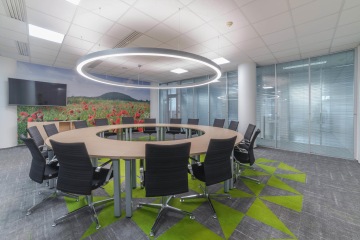 zasedací-místnost-léto-oválný-zasedací-stůl-PGRLF-CAPEXUS-kanceláře