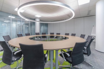 zasedací-místnost-léto-oválný-zasedací-stůl-PGRLF-CAPEXUS-kanceláře