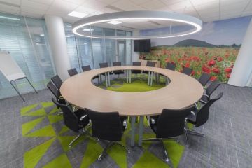 zasedací-místnost-léto-oválný-zasedací-stůl-PGRLF-CAPEXUS-kanceláře