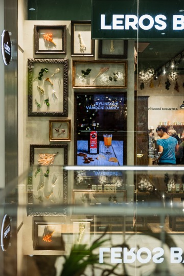 Vitrína prodejny s dekorativními rámečky