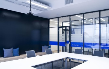 Příjemná a moderně vybavená zasedací místnost ladí s interiérem v modrých barvách.