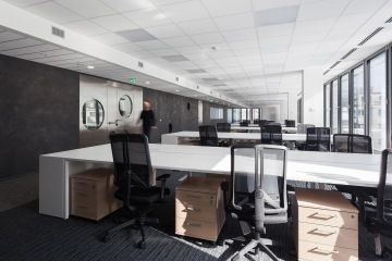 A color-matching modern openspace with a gray-white combination with wooden elements.