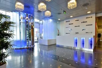 Převážně skleněná vstupní hala Allianz a recepce Diamond Point, kterou navrhl Bořek Šípek, se vyznačuje bílým a modrým podsvícením.