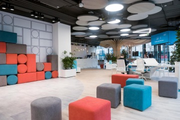 soft-seating-interiér-taburety-Hello-bank-CAPEXUS-realizace- moderní-bankovnictví