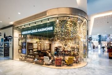 Vitrína obchodu v obchodním centru