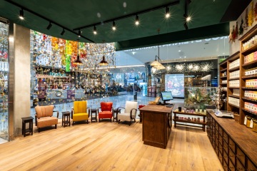 Pokladna obklopená odpočinkovou zónou