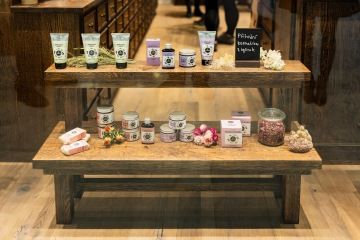 Rozmístěný sortiment na stolku