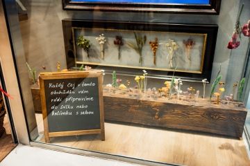 Vitrína zapadající do interiérů prodejny