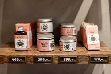 Dřevěná police se sortimentem