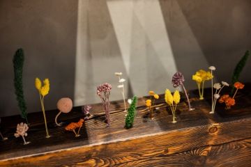 Stařený nábytek doplněný květinami