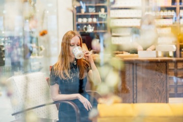 Zákaznice popíjející čaj v prodejně