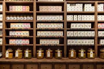 Široký sortiment čajů, ozdobujicí truhlářský nábytek