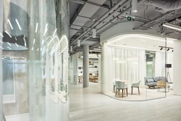 Unikátní řešení dvojité skleněné obloukové příčky