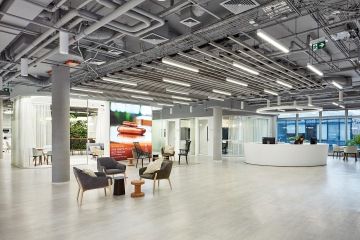 Recepce Phillip Morris s odhaleným stropem