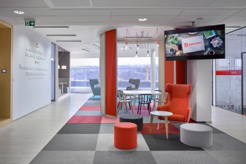 Lobby prostor ve firemních barvách společnosti Dáme jídlo