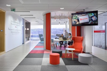 Lobby prostor ve firemních barvách společnosti Dáme jídlo