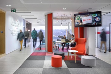 Otevřený prostor je dělen posuvným paravánem v korporátních barvách, kterým lze prostor rozdělit na zóny s různým provedením.