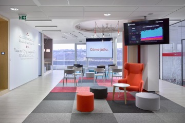 Lobby prostor ve firemních barvách společnosti Dáme jídlo