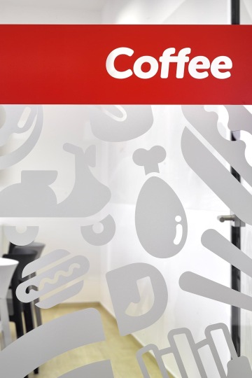 Prosklené vstupní dveře do kuchyňky s coffee time polepy ve firmě Dáme jídlo