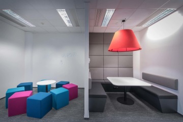 neformální-zasedací-místnost-Wargaming-Prague-open-space-prostory-taburety-CAPEXUS-realizace