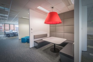 neformální-zasedací-místnost-Wargaming-Prague-open-space-prostory-taburety-CAPEXUS-realizace