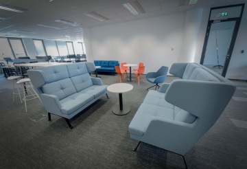 open-space-kancelářský-prostor-soft-seating-křesla-společnost-Wargaming-CAPEXUS-realizace